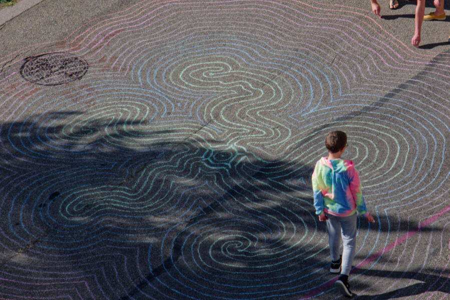 des expériences sur le parallélisme et la courbure